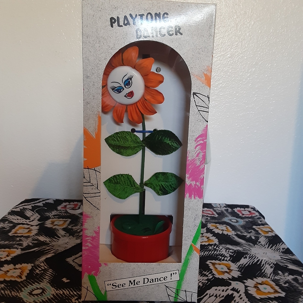 Playtone vintage dancing flower
